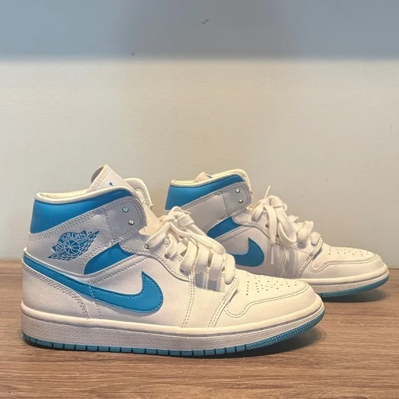 Nike Air Jordan 1 Mid UNC - Picture 2 of 9